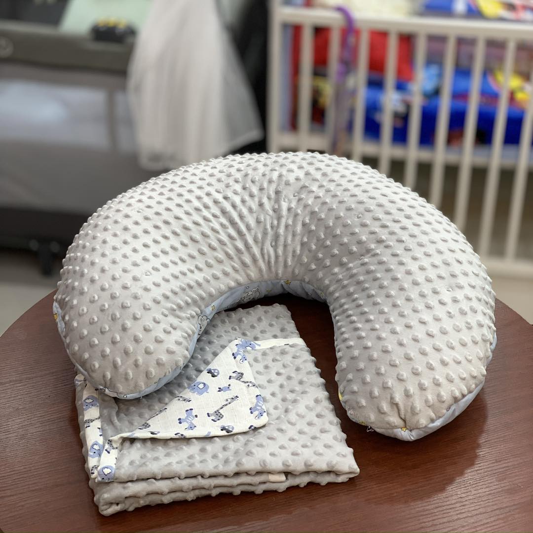 Coussin d'allaitement avec plaid bébé